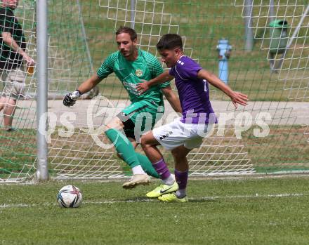 Fussball. Kaerntner Liga. Austria Klagenfurt Amat. gegen Koettmannsdorf.   Damjan Jovanovic (Austria Klagenfurt Amat),  Werner Ambrosch  (Koettmannsdorf). Brueckl, 23.7.2022.
Foto: Kuess
---
pressefotos, pressefotografie, kuess, qs, qspictures, sport, bild, bilder, bilddatenbank