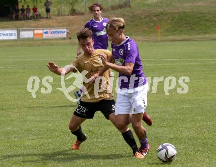 Fussball. Kaerntner Liga. Austria Klagenfurt Amat. gegen Koettmannsdorf.   Dennis Meschnik (Austria Klagenfurt Amat),  Nico Daniel Taschwer  (Koettmannsdorf). Brueckl, 23.7.2022.
Foto: Kuess
---
pressefotos, pressefotografie, kuess, qs, qspictures, sport, bild, bilder, bilddatenbank