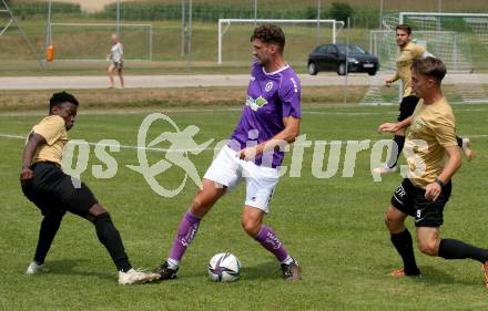 Fussball. Kaerntner Liga. Austria Klagenfurt Amat. gegen Koettmannsdorf.   Patrick Hasenhuettl (Austria Klagenfurt Amat),   Confidence Eboigbe Osawe, Nico Daniel Taschwer (Koettmannsdorf). Brueckl, 23.7.2022.
Foto: Kuess
---
pressefotos, pressefotografie, kuess, qs, qspictures, sport, bild, bilder, bilddatenbank