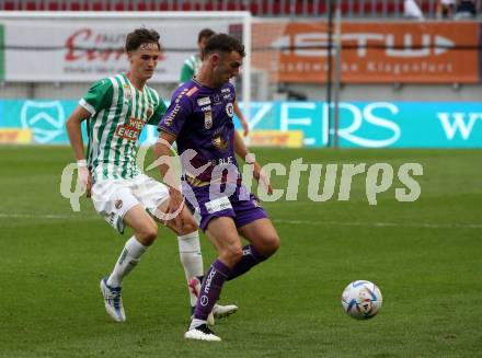 Fussball. Bundesliga. Austria Klagenfurt gegen Rapid Wien. Andrew Irving (Klagenfurt),   Nikolas Sattlberger (Rapid).  Klagenfurt, 31.7.2022.
Foto: Kuess
---
pressefotos, pressefotografie, kuess, qs, qspictures, sport, bild, bilder, bilddatenbank