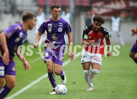 Fussball Bundesliga.  SK Austria Klagenfurt gegen SV Guntamatic Ried.  Andrew Irving, (Klagenfurt), Denizcan Cosgun   (Ried). Klagenfurt, am 13.8.2022. 
Foto: Kuess

---
pressefotos, pressefotografie, kuess, qs, qspictures, sport, bild, bilder, bilddatenbank