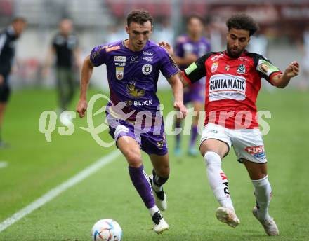 Fussball Bundesliga.  SK Austria Klagenfurt gegen SV Guntamatic Ried.  Andrew Irving, (Klagenfurt), Denizcan Cosgun   (Ried). Klagenfurt, am 13.8.2022. 
Foto: Kuess

---
pressefotos, pressefotografie, kuess, qs, qspictures, sport, bild, bilder, bilddatenbank