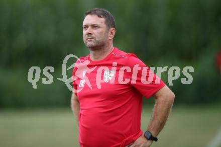 Fussball 2. Klasse C. St. Margarethen im Lavanttal gegen St. Paul.   Trainer Richard Szecsoedi  (St. Paul).  St. Matgarethen, am 6.8.2022.
Foto: Kuess
---
pressefotos, pressefotografie, kuess, qs, qspictures, sport, bild, bilder, bilddatenbank