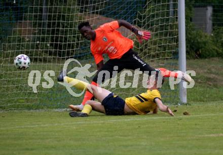 Fussball 1. KLasse. DSG Ferlach gegen St. Margareten im Rosental.    Maximilian Nikolaus Melbinger (Ferlach), Theo Fodjo Lali   (St. Margareten). Ferlach, am 23.7.2022.
Foto: Kuess
---
pressefotos, pressefotografie, kuess, qs, qspictures, sport, bild, bilder, bilddatenbank