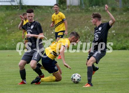 Fussball 1. KLasse. DSG Ferlach gegen St. Margareten im Rosental.    Maximilian Nikolaus Melbinger (Ferlach),  Stefan Nikolic, Paul Matthias Wedenig  (St. Margareten). Ferlach, am 23.7.2022.
Foto: Kuess
---
pressefotos, pressefotografie, kuess, qs, qspictures, sport, bild, bilder, bilddatenbank