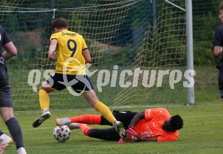 Fussball 1. KLasse. DSG Ferlach gegen St. Margareten im Rosental.    Julian Sparouz (Ferlach), Theo Fodjo Lali   (St. Margareten). Ferlach, am 23.7.2022.
Foto: Kuess
---
pressefotos, pressefotografie, kuess, qs, qspictures, sport, bild, bilder, bilddatenbank