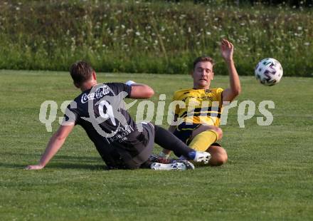 Fussball 1. KLasse. DSG Ferlach gegen St. Margareten im Rosental.    Michael Krainer (Ferlach),   Domen Peklar (St. Margareten). Ferlach, am 23.7.2022.
Foto: Kuess
---
pressefotos, pressefotografie, kuess, qs, qspictures, sport, bild, bilder, bilddatenbank