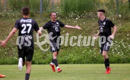 Fussball 1. KLasse. DSG Ferlach gegen St. Margareten im Rosental.    Torjubel Cenric Leon Krassnig, Stefan Nikolic, (St. Margareten). Ferlach, am 23.7.2022.
Foto: Kuess
---
pressefotos, pressefotografie, kuess, qs, qspictures, sport, bild, bilder, bilddatenbank