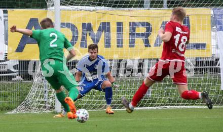 Fussball Kaerntner Liga. Landskron gegen ATSV Wolfsberg.  Markus Ulbing  (Landskron),    Marcel Dominique Pichler, Gregor Piskur (Wolfsberg).  Landskron,  20.8.2022.
Foto: Kuess
---
pressefotos, pressefotografie, kuess, qs, qspictures, sport, bild, bilder, bilddatenbank