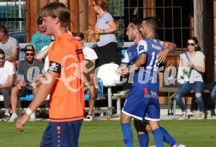 Fussball. Unterliga West. Dellach Gail gegen Penk.   Torjubel Maximilian Wastian, Samir Nuhanovic (Dellach). Dellach im Gailtal, am 14.8.2022.
Foto: Kuess
---
pressefotos, pressefotografie, kuess, qs, qspictures, sport, bild, bilder, bilddatenbank