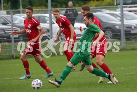 Fussball Kaerntner Liga. Landskron gegen ATSV Wolfsberg.  Julian Brandstaetter   (Landskron),    Patrick Pfennich, Fabian Rothleitner (Wolfsberg).  Landskron,  20.8.2022.
Foto: Kuess
---
pressefotos, pressefotografie, kuess, qs, qspictures, sport, bild, bilder, bilddatenbank