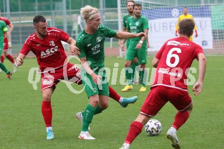Fussball Kaerntner Liga. Landskron gegen ATSV Wolfsberg.   Philipp Alexander Gabriel Clementschitsch (Landskron),   Denis Besirevic (Wolfsberg).  Landskron,  20.8.2022.
Foto: Kuess
---
pressefotos, pressefotografie, kuess, qs, qspictures, sport, bild, bilder, bilddatenbank