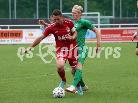 Fussball Kaerntner Liga. Landskron gegen ATSV Wolfsberg.  Philipp Alexander Gabriel Clementschitsch  (Landskron),   Patrick Pfennich  (Wolfsberg).  Landskron,  20.8.2022.
Foto: Kuess
---
pressefotos, pressefotografie, kuess, qs, qspictures, sport, bild, bilder, bilddatenbank