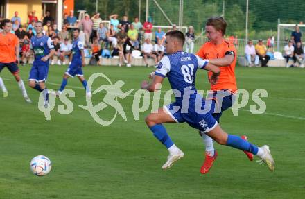 Fussball. Unterliga West. Dellach Gail gegen Penk.  Christopher Schaller  (Dellach),  Florian Lukas Fuchs   (Penk). Dellach im Gailtal, am 14.8.2022.
Foto: Kuess
---
pressefotos, pressefotografie, kuess, qs, qspictures, sport, bild, bilder, bilddatenbank