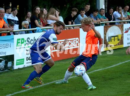 Fussball. Unterliga West. Dellach Gail gegen Penk.  Silvio Mandl  (Dellach),    Sebastian Stefan Fuchs (Penk). Dellach im Gailtal, am 14.8.2022.
Foto: Kuess
---
pressefotos, pressefotografie, kuess, qs, qspictures, sport, bild, bilder, bilddatenbank