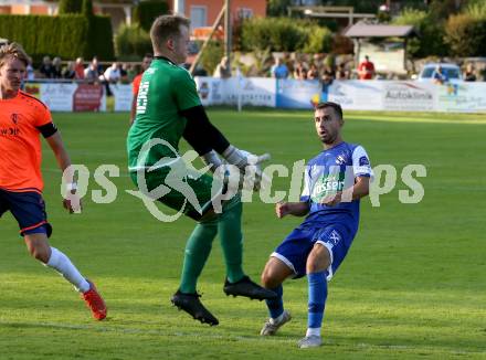 Fussball. Unterliga West. Dellach Gail gegen Penk.   Samir Nuhanovic (Dellach),  Sascha Thaler  (Penk). Dellach im Gailtal, am 14.8.2022.
Foto: Kuess
---
pressefotos, pressefotografie, kuess, qs, qspictures, sport, bild, bilder, bilddatenbank