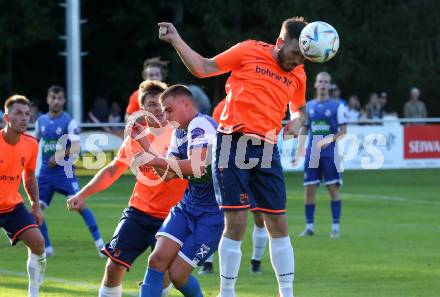 Fussball. Unterliga West. Dellach Gail gegen Penk.  Christopher Schaller  (Dellach),  Christian Kummer  (Penk). Dellach im Gailtal, am 14.8.2022.
Foto: Kuess
---
pressefotos, pressefotografie, kuess, qs, qspictures, sport, bild, bilder, bilddatenbank