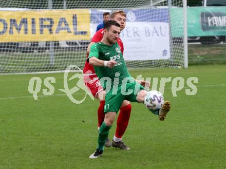 Fussball Kaerntner Liga. Landskron gegen ATSV Wolfsberg.   Julian Brandstaetter  (Landskron),    Gregor Piskur (Wolfsberg).  Landskron,  20.8.2022.
Foto: Kuess
---
pressefotos, pressefotografie, kuess, qs, qspictures, sport, bild, bilder, bilddatenbank