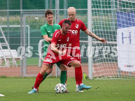 Fussball Kaerntner Liga. Landskron gegen ATSV Wolfsberg.   Lukas Anton Kofler  (Landskron),    Denis Besirevic, Marcel Maximilian Stoni (Wolfsberg).  Landskron,  20.8.2022.
Foto: Kuess
---
pressefotos, pressefotografie, kuess, qs, qspictures, sport, bild, bilder, bilddatenbank