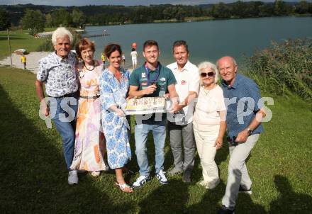 Klettern, Bouldern. Empfang Europameister Nicolai Uznik.  Papa Daniel Uznik, Mama Mirjam, Nicolai Uznik, Opa Erich. St. Johann,  21.8.2022.
Foto: Kuess
---
pressefotos, pressefotografie, kuess, qs, qspictures, sport, bild, bilder, bilddatenbank