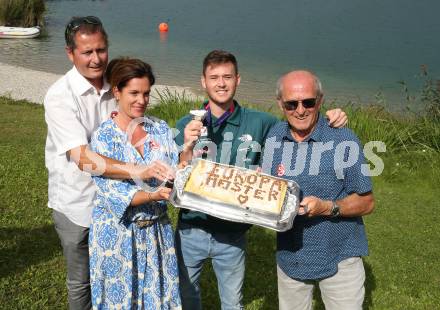 Klettern, Bouldern. Empfang Europameister Nicolai Uznik.  Papa Daniel Uznik, Mama Mirjam, Nicolai Uznik, Opa Erich. St. Johann,  21.8.2022.
Foto: Kuess
---
pressefotos, pressefotografie, kuess, qs, qspictures, sport, bild, bilder, bilddatenbank