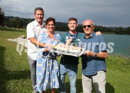 Klettern, Bouldern. Empfang Europameister Nicolai Uznik.  Papa Daniel Uznik, Mama Mirjam, Nicolai Uznik, Opa Erich. St. Johann,  21.8.2022.
Foto: Kuess
---
pressefotos, pressefotografie, kuess, qs, qspictures, sport, bild, bilder, bilddatenbank