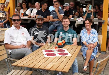 Klettern, Bouldern. Empfang Europameister Nicolai Uznik.  Papa Daniel, Nicolai Uznik, Mama Mirjam. St. Johann,  21.8.2022.
Foto: Kuess
---
pressefotos, pressefotografie, kuess, qs, qspictures, sport, bild, bilder, bilddatenbank