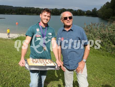 Klettern, Bouldern. Empfang Europameister Nicolai Uznik. Nicolai Uznik, Opa Erich. St. Johann,  21.8.2022.
Foto: Kuess
---
pressefotos, pressefotografie, kuess, qs, qspictures, sport, bild, bilder, bilddatenbank