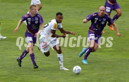 Fussball Bundesliga.  WAC gegen SK Austria Klagenfurt.   Maurice Maximilian Malone,  (WAC),  Christopher CVetko, Nicolas Wimmer  (Klagenfurt). Wolfsberg, am 4.9..2022. 
Foto: Kuess

---
pressefotos, pressefotografie, kuess, qs, qspictures, sport, bild, bilder, bilddatenbank