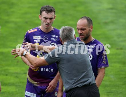 Fussball Bundesliga.  WAC gegen SK Austria Klagenfurt.   Andrew Irving, Rico Banatelli, Trainer Peter Pacult (Klagenfurt). Wolfsberg, am 4.9..2022. 
Foto: Kuess

---
pressefotos, pressefotografie, kuess, qs, qspictures, sport, bild, bilder, bilddatenbank