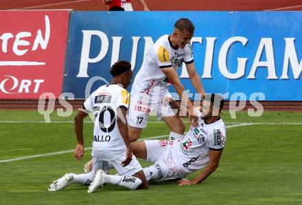 Fussball Bundesliga.  WAC gegen SK Austria Klagenfurt.   Torjubel Tai Baribo, Thierno Mamadou Lamarana Ballo, Ervin Omic (WAC). Wolfsberg, am 4.9..2022. 
Foto: Kuess

---
pressefotos, pressefotografie, kuess, qs, qspictures, sport, bild, bilder, bilddatenbank