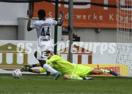 Fussball Bundesliga.  SK Austria Klagenfurt gegen SK Puntigamer Sturm Graz.  Phillip Menzel,   (Klagenfurt),  Amadou Dante (Graz). Klagenfurt, am 11.9..2022. 
Foto: Kuess

---
pressefotos, pressefotografie, kuess, qs, qspictures, sport, bild, bilder, bilddatenbank