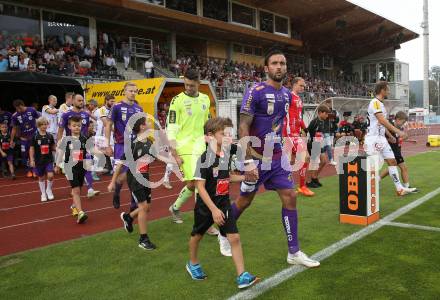 Fussball Bundesliga.  WAC gegen SK Austria Klagenfurt. Markus Pink, Phillip Menzel (Klagenfurt). Wolfsberg, am 4.9..2022. 
Foto: Kuess

---
pressefotos, pressefotografie, kuess, qs, qspictures, sport, bild, bilder, bilddatenbank