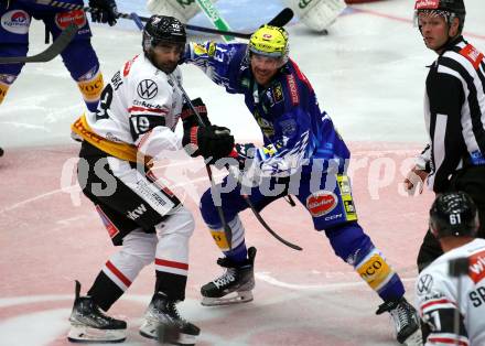 EBEL. Eishockey Bundesliga. VSV gegen BEMER Pioneers Vorarlberg.  Chris Collins,  (VSV),   Tyler Sandhu (Vorarlberg). Villach, am 22.92022.
Foto: Kuess
www.qspictures.net
---
pressefotos, pressefotografie, kuess, qs, qspictures, sport, bild, bilder, bilddatenbank
