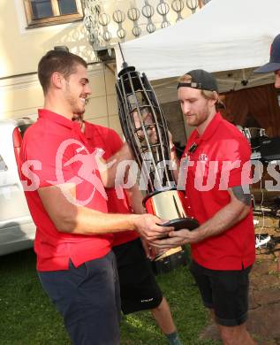 Eishockey Bundesliga. Pokaluebergabe durch Gemeinde Keutschach.   Thomas Vallant,  Johannes Bischofberger. Keutschach, am 29.8.2022.
Foto: Kuess
---
pressefotos, pressefotografie, kuess, qs, qspictures, sport, bild, bilder, bilddatenbank