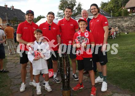 Eishockey Bundesliga. Pokaluebergabe durch Gemeinde Keutschach.   Daniel Obersteiner, Johannes Bischofberger, Thomas Vallant, Buergermeister Gerhard Oleschko, Manuel Ganahl, Fans. Keutschach, am 29.8.2022.
Foto: Kuess
---
pressefotos, pressefotografie, kuess, qs, qspictures, sport, bild, bilder, bilddatenbank