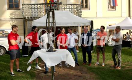 Eishockey Bundesliga. Pokaluebergabe durch Gemeinde Keutschach.   Thomas Vallant, Manuel Ganahl, Daniel Obersteiner, Johannes Bischofberger, Oliver Pilloni, Buergermeister Gerhard Oleschko, Rudi Koenig. Keutschach, am 29.8.2022.
Foto: Kuess
---
pressefotos, pressefotografie, kuess, qs, qspictures, sport, bild, bilder, bilddatenbank