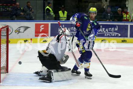 EBEL. Eishockey Bundesliga. VSV gegen BEMER Pioneers Vorarlberg. Felix Maxa,  (VSV),   David Madlener  (Vorarlberg). Villach, am 22.92022.
Foto: Kuess
www.qspictures.net
---
pressefotos, pressefotografie, kuess, qs, qspictures, sport, bild, bilder, bilddatenbank