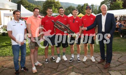 Eishockey Bundesliga. Pokaluebergabe durch Gemeinde Keutschach.   Oliver Pilloni, Clement Leitner, Thomas Vallant, Manuel Ganahl, Johannes Bischofberger, Daniel Obersteiner,  Buergermeister Gerhard Oleschko. Keutschach, am 29.8.2022.
Foto: Kuess
---
pressefotos, pressefotografie, kuess, qs, qspictures, sport, bild, bilder, bilddatenbank