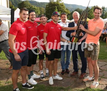 Eishockey Bundesliga. Pokaluebergabe durch Gemeinde Keutschach.   Thomas Vallant, Manuel Ganahl, Johannes Bischofberger, Daniel Obersteiner,  Oliver Pilloni, Buergermeister Gerhard Oleschko, Vizebuergermeister Clement Leitner. Keutschach, am 29.8.2022.
Foto: Kuess
---
pressefotos, pressefotografie, kuess, qs, qspictures, sport, bild, bilder, bilddatenbank