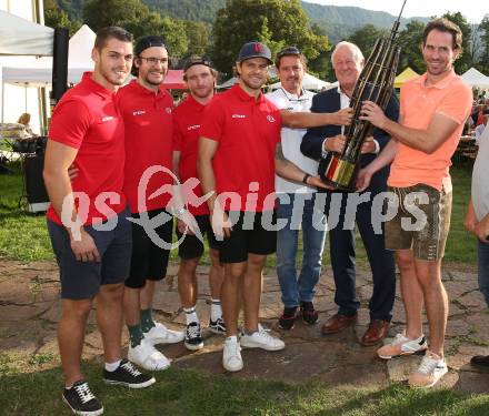Eishockey Bundesliga. Pokaluebergabe durch Gemeinde Keutschach.   Thomas Vallant, Manuel Ganahl, Johannes Bischofberger, Daniel Obersteiner,  Oliver Pilloni, Buergermeister Gerhard Oleschko. Keutschach, am 29.8.2022.
Foto: Kuess
---
pressefotos, pressefotografie, kuess, qs, qspictures, sport, bild, bilder, bilddatenbank