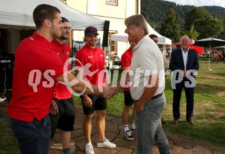 Eishockey Bundesliga. Pokaluebergabe durch Gemeinde Keutschach.   Thomas Vallant, Manuel Ganahl, Daniel Obersteiner, Rudi Koenig. Keutschach, am 29.8.2022.
Foto: Kuess
---
pressefotos, pressefotografie, kuess, qs, qspictures, sport, bild, bilder, bilddatenbank