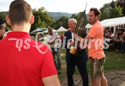 Eishockey Bundesliga. Pokaluebergabe durch Gemeinde Keutschach.   Buergermeister Gerhard Oleschko, Vizebuergermeister Clement Leitner. Keutschach, am 29.8.2022.
Foto: Kuess
---
pressefotos, pressefotografie, kuess, qs, qspictures, sport, bild, bilder, bilddatenbank