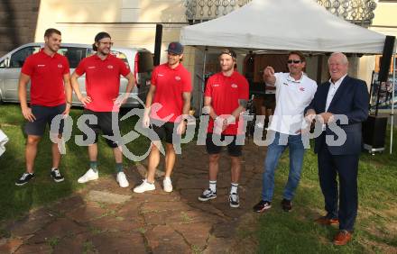 Eishockey Bundesliga. Pokaluebergabe durch Gemeinde Keutschach.  Thomas Vallant, Manuel Ganahl, Daniel Obersteiner, Johannes Bischofberger, Oliver Pilloni, Buergermeister Gerhard Oleschko . Keutschach, am 29.8.2022.
Foto: Kuess
---
pressefotos, pressefotografie, kuess, qs, qspictures, sport, bild, bilder, bilddatenbank