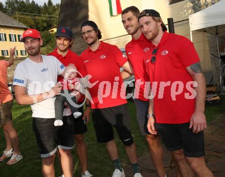 Eishockey Bundesliga. Pokaluebergabe durch Gemeinde Keutschach.   Fan, Daniel Obersteiner, Manuel Ganahl, Thomas Vallant, Johannes Bischofberger. Keutschach, am 29.8.2022.
Foto: Kuess
---
pressefotos, pressefotografie, kuess, qs, qspictures, sport, bild, bilder, bilddatenbank