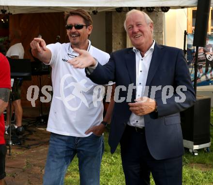 Eishockey Bundesliga. Pokaluebergabe durch Gemeinde Keutschach.    Oliver Pilloni, Buergermeister Gerhard Oleschko. Keutschach, am 29.8.2022.
Foto: Kuess
---
pressefotos, pressefotografie, kuess, qs, qspictures, sport, bild, bilder, bilddatenbank