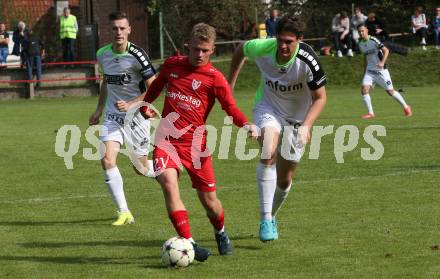 Fussball. Kaerntner Liga. Atus Ferlach gegen SV Feldkirchen.  Marjan Ogris-Martic  (Ferlach),   Robert Thomas Tiffner (Feldkirchen). Ferlach, 24.9.2022.
Foto: Kuess
---
pressefotos, pressefotografie, kuess, qs, qspictures, sport, bild, bilder, bilddatenbank