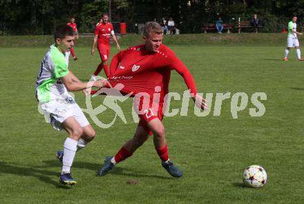 Fussball. Kaerntner Liga. Atus Ferlach gegen SV Feldkirchen.  Marjan Ogris-Martic  (Ferlach),   Alexander Schwaiger (Feldkirchen). Ferlach, 24.9.2022.
Foto: Kuess
---
pressefotos, pressefotografie, kuess, qs, qspictures, sport, bild, bilder, bilddatenbank