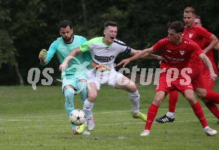 Fussball. Kaerntner Liga. Atus Ferlach gegen SV Feldkirchen.  Florian Heindl, Alexander Weiss  (Ferlach),   Bajro Besic  (Feldkirchen). Ferlach, 24.9.2022.
Foto: Kuess
---
pressefotos, pressefotografie, kuess, qs, qspictures, sport, bild, bilder, bilddatenbank