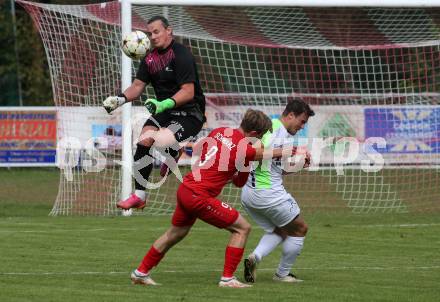 Fussball. Kaerntner Liga. Atus Ferlach gegen SV Feldkirchen.  Hannes Marcel Schwarz  (Ferlach),  Dario Pick  (Feldkirchen). Ferlach, 24.9.2022.
Foto: Kuess
---
pressefotos, pressefotografie, kuess, qs, qspictures, sport, bild, bilder, bilddatenbank
